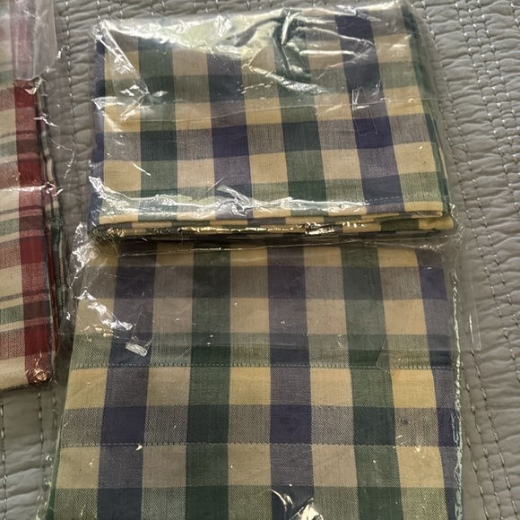 Park Imports Curtain Bundle 2 Valances & 2 Pairs of Tiers. - Picture 11 of 16